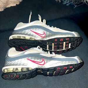 🌹Nike Reax Run 5 GUC SZ 7 White/Silver/Pink Awesome Sneakers!